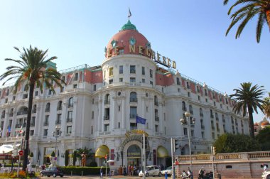 Nice, Fransa - 04 Ağustos 2013: Hotel Negresco gezinti yolunda 