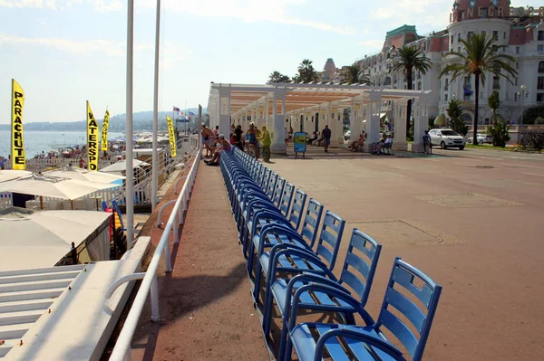 Nice, Frankrijk-augustus 04, 2013: blauwe stoelen op de promenade — Stockfoto