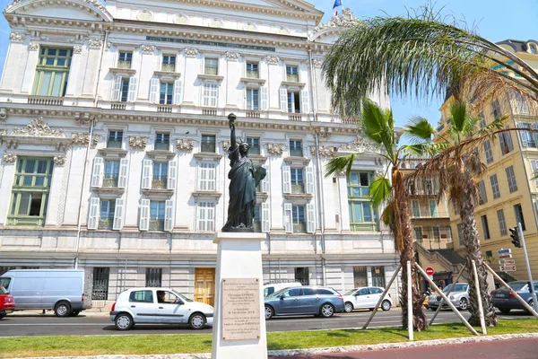 Niza, Francia - 12 de junio de 2014: Replica de la Estatua de la Libertad — Foto de Stock