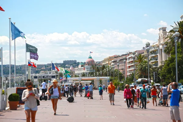 Nice, Frankrijk-19 juni 2014: mensen lopen langs de promenade — Stockfoto