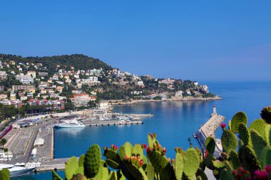 Liman ve Nice deniz feneri görünümü, Fransa.