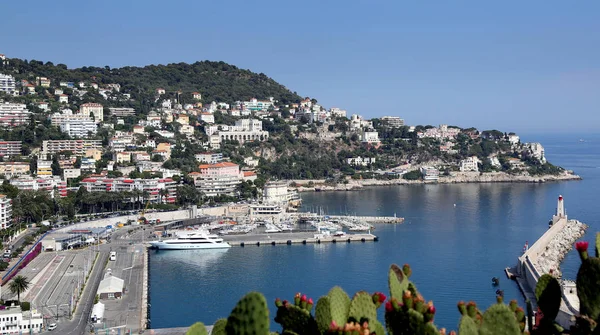 Vue sur le port maritime et le phare de Nice, France — Photo