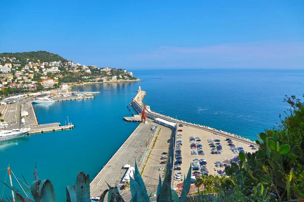 Blick auf den Hafen und den Leuchtturm von Nice, Frankreich. — Stockfoto