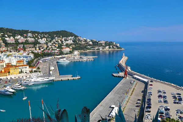 Pohled na přístav a maják v Nice, Francie. — Stock fotografie
