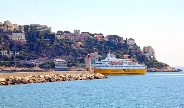 Nice, Frankrijk-12 juni 2014: uitzicht op de zeehaven van Nice — Stockfoto