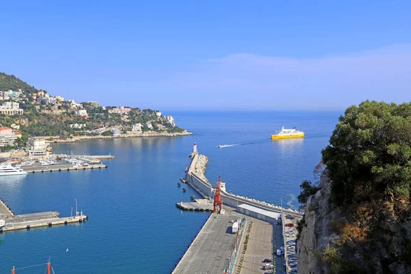 Nice, França - 11 de junho de 2014: Vista do porto e da luz — Fotografia de Stock