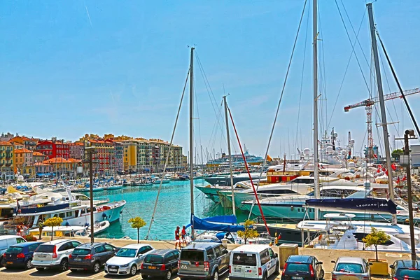 Nice, Frankrijk-12 juni 2014: uitzicht op de zeehaven van Nice — Stockfoto