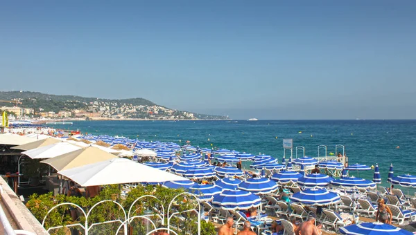 Nice, Fransa - 04 Ağustos 2013: güneşli bir yaz gününde plaj