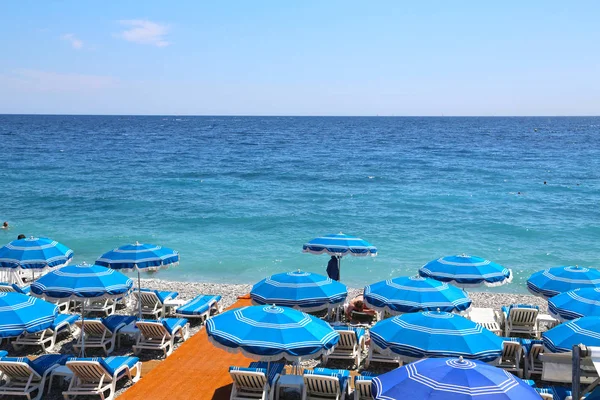 Nice, Fransa - 19 Haziran 2014: güneşli bir yaz gününde plaj