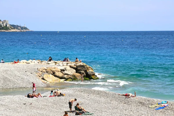 Nizza, Franciaország-június 19, 2014: strand egy napsütéses nyári napon — Stock Fotó