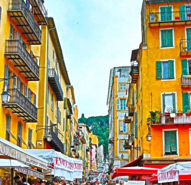 Nice, Fransa - 14 Haziran 2014: Nic 'teki eski bir kasabada alışveriş ve alışveriş