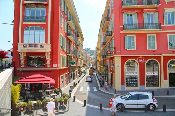 Niza, Francia - 12 de junio de 2014: Casas antiguas en Niza, Francia — Foto de Stock