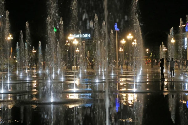 Ницца, Франция - 14 июня 2014 г.: фонтаны на прогулке по Пайону — стоковое фото