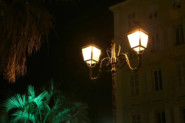 Lanternes la nuit dans le centre-ville Nice, France — Photo