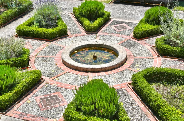 Nizza, Francia - 19 giugno 2014: giardino del Monastero di Cimiez — Foto Stock