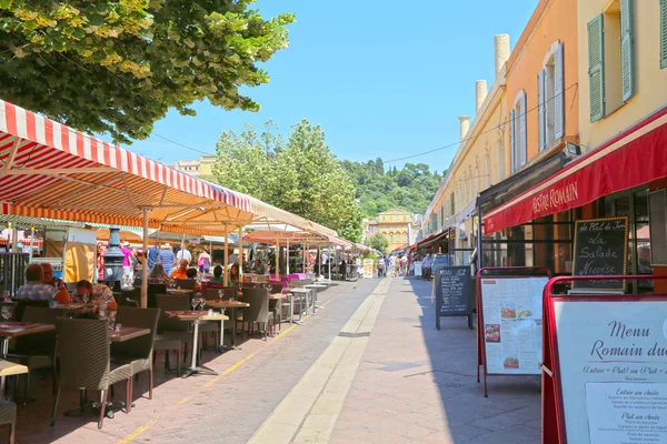 Niza, Francia - 19 de junio de 2014: Cours Saleya street in the old tow — Foto de Stock