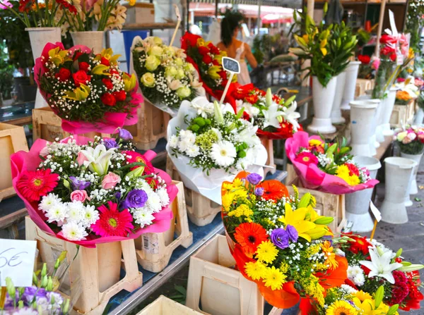 Nice, França - 14 de junho de 2014: Cours Saleya Market in the old tow — Fotografia de Stock