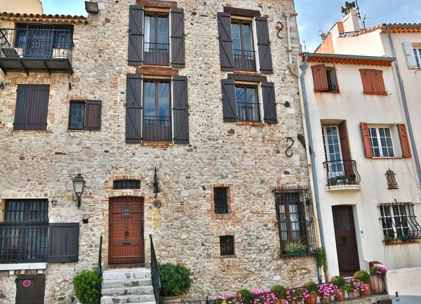 Antibes, Alpes-Maritimes, Francia - 16 de junio de 2014: calles de la ciudad — Foto de Stock