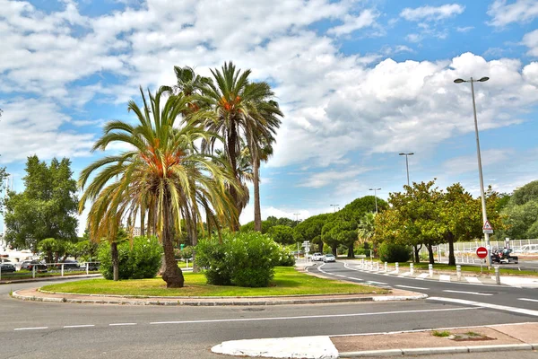 Antibes, Alpes-Maritimes, Francia - 16 de junio de 2014: calles de la ciudad — Foto de Stock