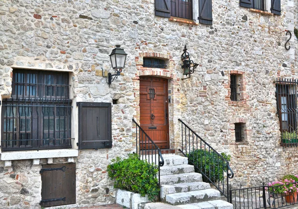 Antibes, Alpes-Maritimes, Francia - 16 de junio de 2014: calles de la ciudad — Foto de Stock