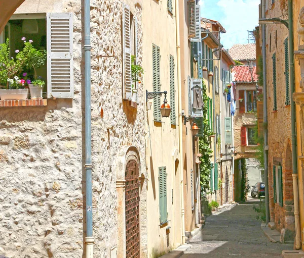 Antibes, Alpes-Maritimes, Frankrike-16 juni, 2014: stadens gator — Stockfoto