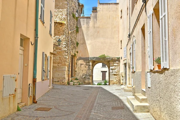 Antibes, Alpes-Maritimes, Francia - 16 de junio de 2014: calles de la ciudad — Foto de Stock