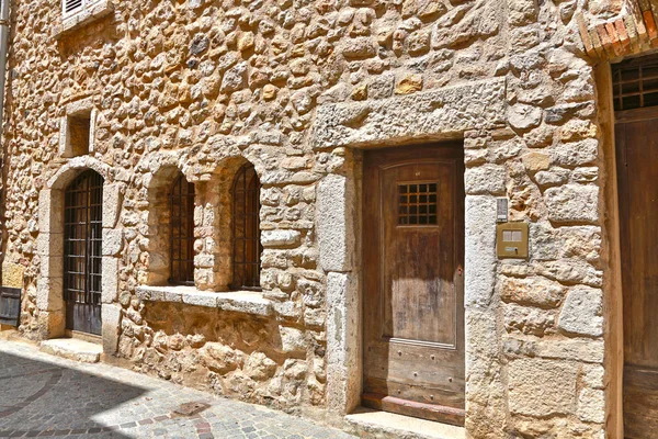 Antibes, Alpes-Maritimes, Francia - 16 de junio de 2014: calles de la ciudad — Foto de Stock