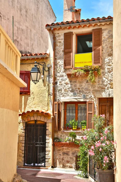 Antibes, Alpes-Maritimes, Francia - 16 de junio de 2014: calles de la ciudad — Foto de Stock