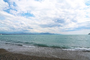 Bir yaz gününde pitoresk deniz manzarası