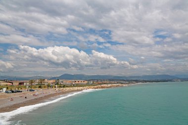 Antibes, Fransa - 16 Haziran 2014: güneşli bir yaz gününde deniz plajı