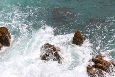 Arka plan deniz kıyısı, dalgalar, beyaz köpük 