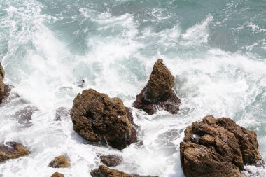 Arka plan deniz kıyısı, dalgalar, beyaz köpük 