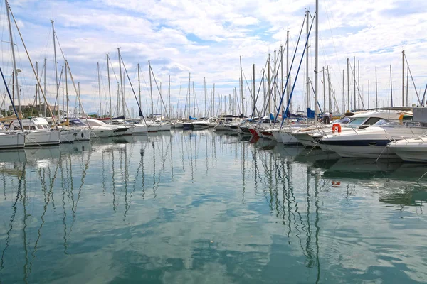 Antibes, Frankrijk-16 juni 2014: jachten in de haven — Stockfoto