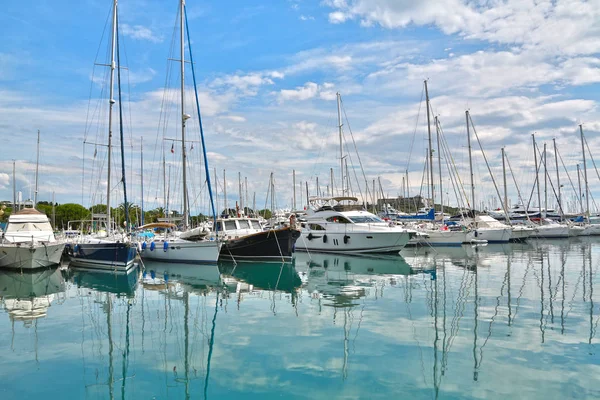 Antibes, Fransa - 16 Haziran 2014: limanda yatlar
