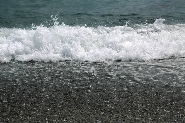 Sfondo riva del mare, onde, schiuma bianca — Foto Stock