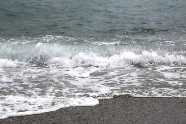 背景海岸， 海浪， 白色泡沫 — 图库照片