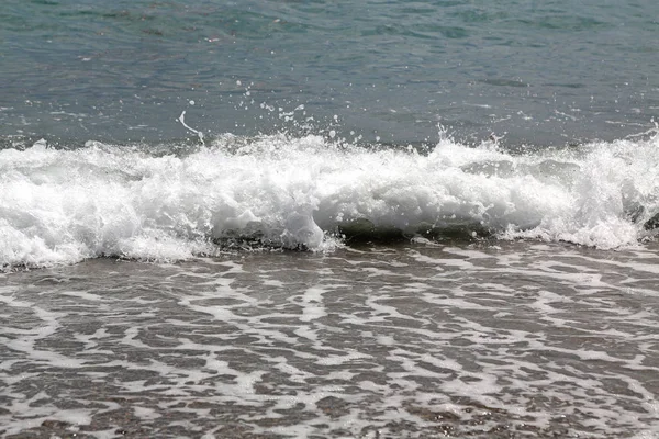 背景海岸， 海浪， 白色泡沫 — 图库照片