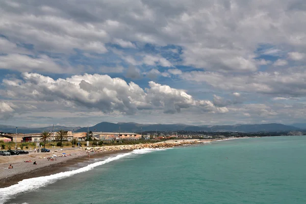 Antibes, Frankrijk-16 juni 2014: zeestrand op een zonnige zomerdag — Stockfoto