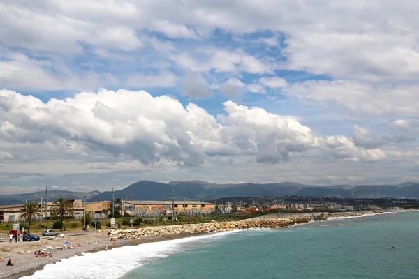 Antibes, Frankrijk-16 juni 2014: zeestrand op een zonnige zomerdag — Stockfoto