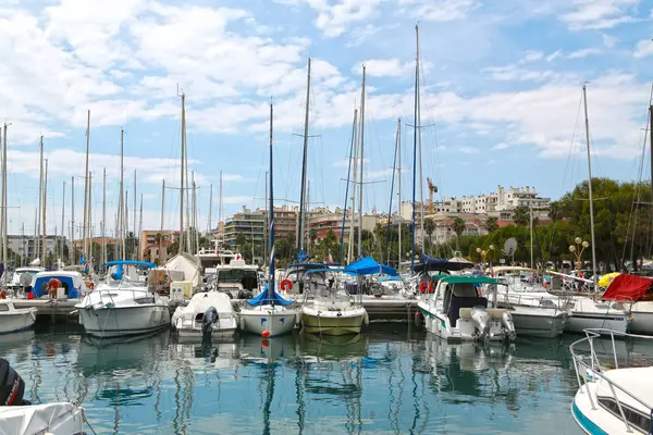 Antibes, Frankrijk-16 juni 2014: jachten in de haven — Stockfoto