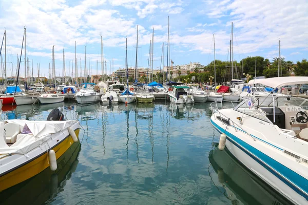 Antibes, Francie-16. června 2014: jachty v přístavu — Stock fotografie