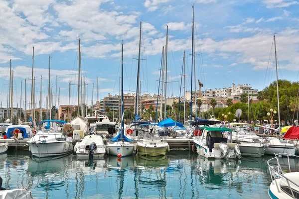 Antibes, Francie-16. června 2014: jachty v přístavu — Stock fotografie