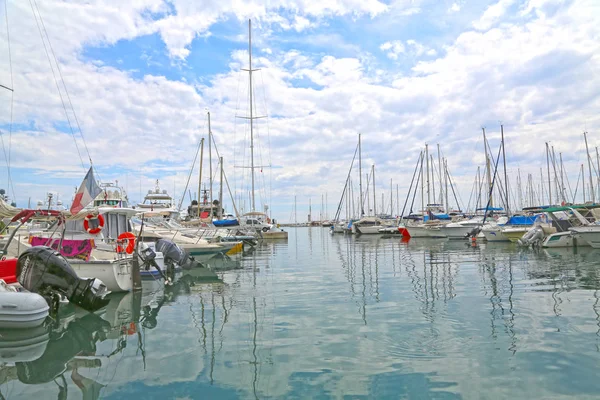 Antibes, Francie-16. června 2014: jachty v přístavu — Stock fotografie
