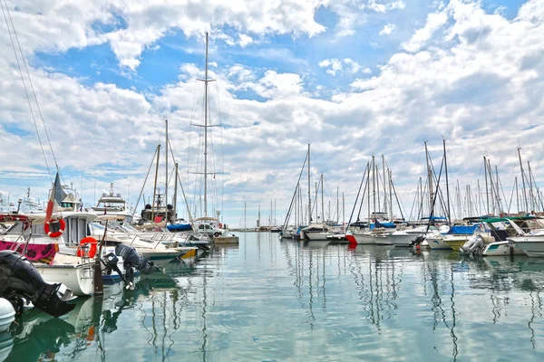 Antibes, Francie-16. června 2014: jachty v přístavu — Stock fotografie