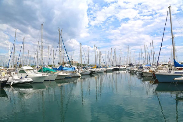 Antibes, Francie-16. června 2014: jachty v přístavu — Stock fotografie