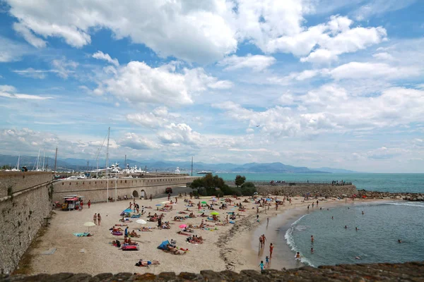 Antibes, Frankrike-16 juni 2014: Sea Beach på en solig sommardag — Stockfoto