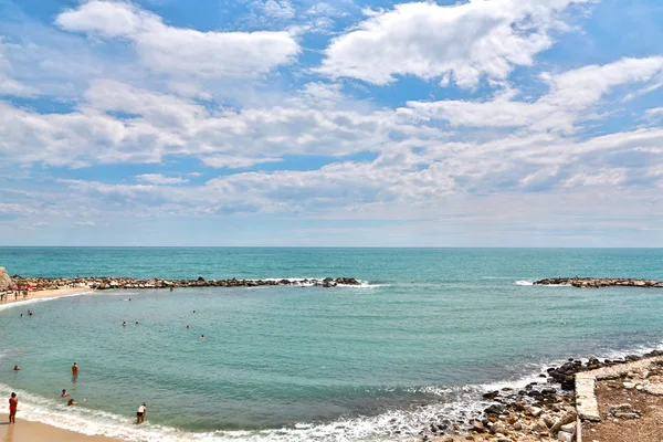Antibes, Francia - 16 de junio de 2014: playa de mar en un soleado día de verano — Foto de Stock