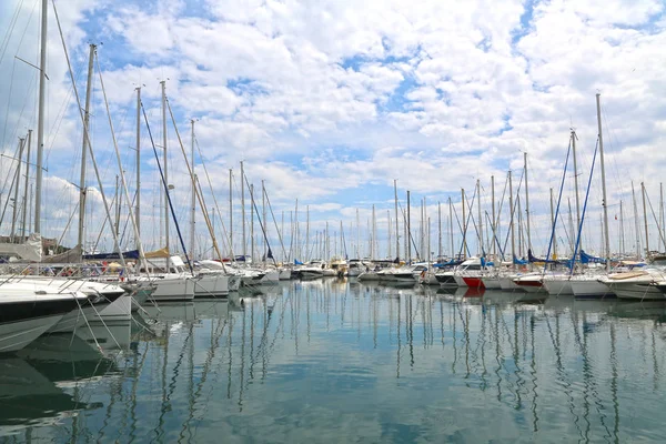 Antibes, Francie-16. června 2014: jachty v přístavu — Stock fotografie