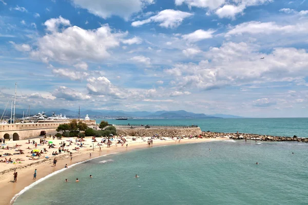 Antibes, Francia - 16 de junio de 2014: playa de mar en un soleado día de verano — Foto de Stock