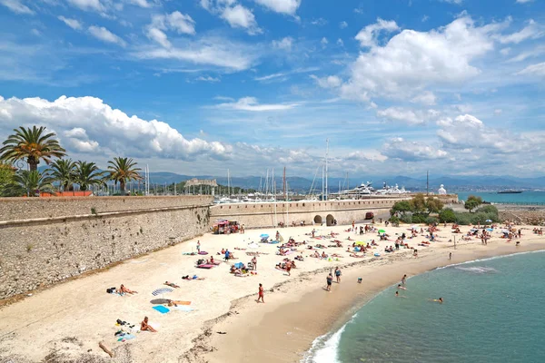 Antibes, Francia - 16 de junio de 2014: playa de mar en un soleado día de verano — Foto de Stock